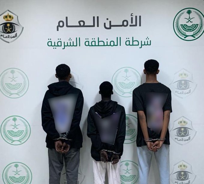 الإطاحة بـ3 أشخاص سرقوا مركبات واستولوا على مقتنياتها بالدمام