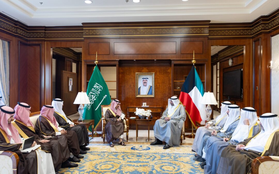 وزير الخارجية ونظيره الكويتي يؤكدان أهمية تعزيز مسيرة العمل المشترك