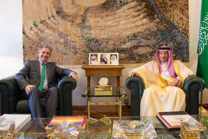 نائب وزير الخارجية يستقبل عضوًا بمجلس الشيوخ الأمريكي