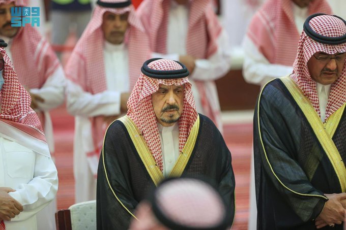 أمير الرياض يؤدي صلاة الميت على الأميرة منيرة بنت محمد بن تركي بن عبدالعزيز بن تركي آل سعود