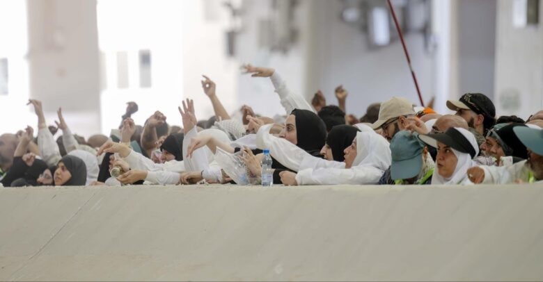 حجاج البيت الحرام يرمون الجمرات الثلاث في أول أيام التشريق