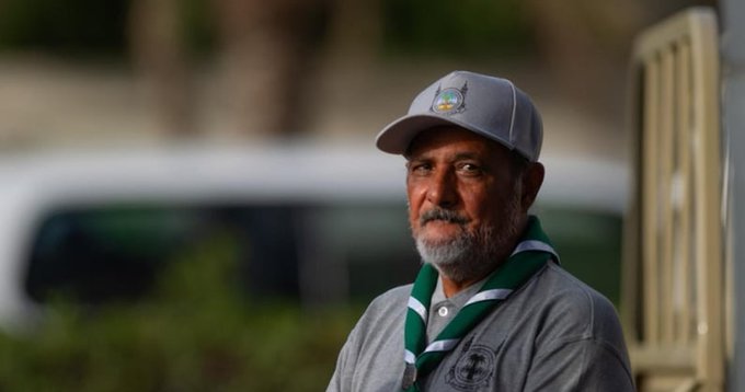 العم عبدالواحد.. قائد كشفي سبعيني يخدم ضيوف الرحمن بـ 6 لغات