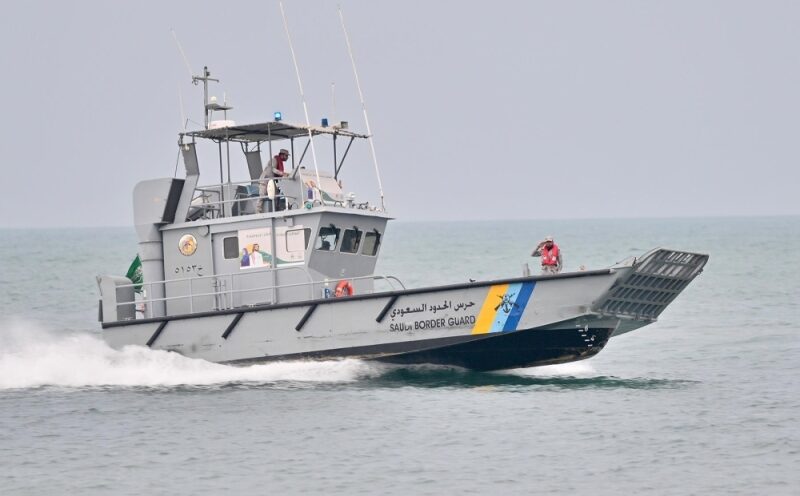 بمكة.. حرس الحدود ينقذ 5 مواطنين تعطل قاربهم في البحر