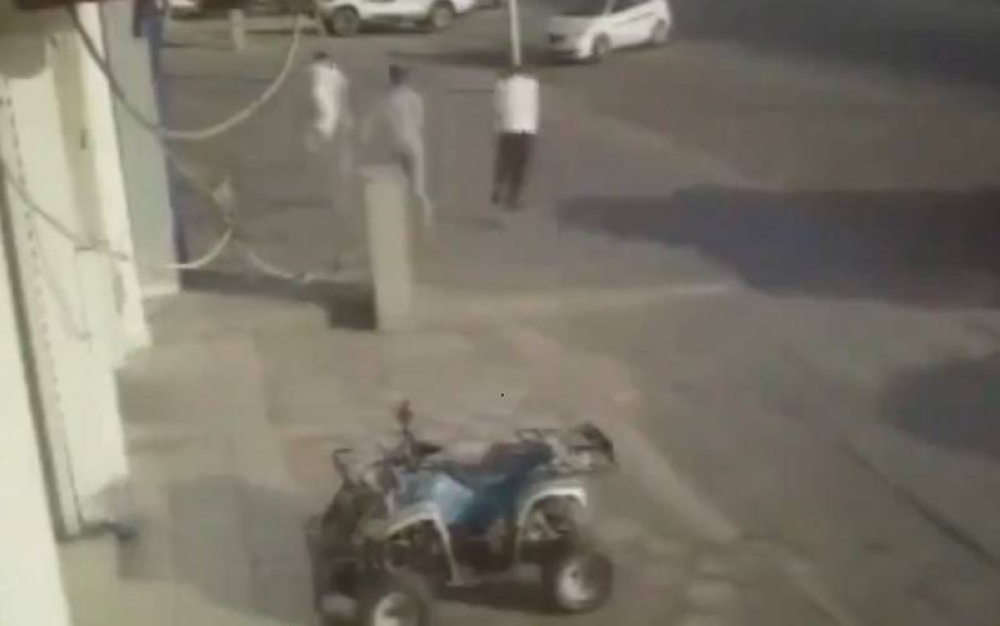 القبض على شخصين لاحقا شخصًا آخر حتى تعرض لحادث أدى إلى وفاته