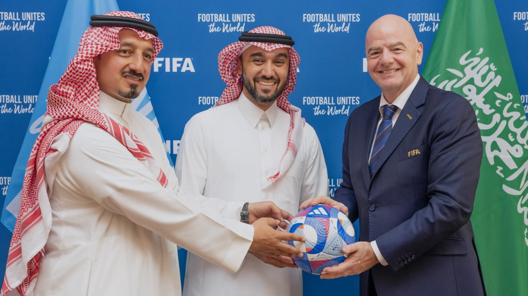 “رئيس FIFA” يلتقي وزير الرياضة ورئيس اتحاد الكرة في باريس