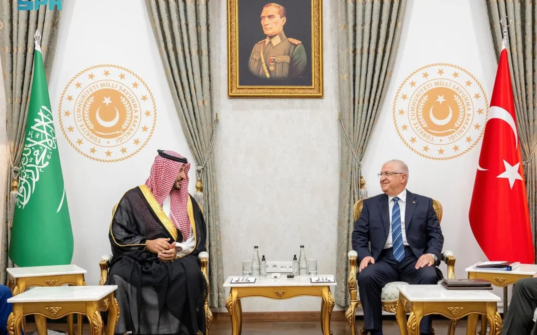 وزير الدفاع يبحث مع نظيره التركي جهود إحلال السلام لتحقيق الأمن والاستقرار بالمنطقة