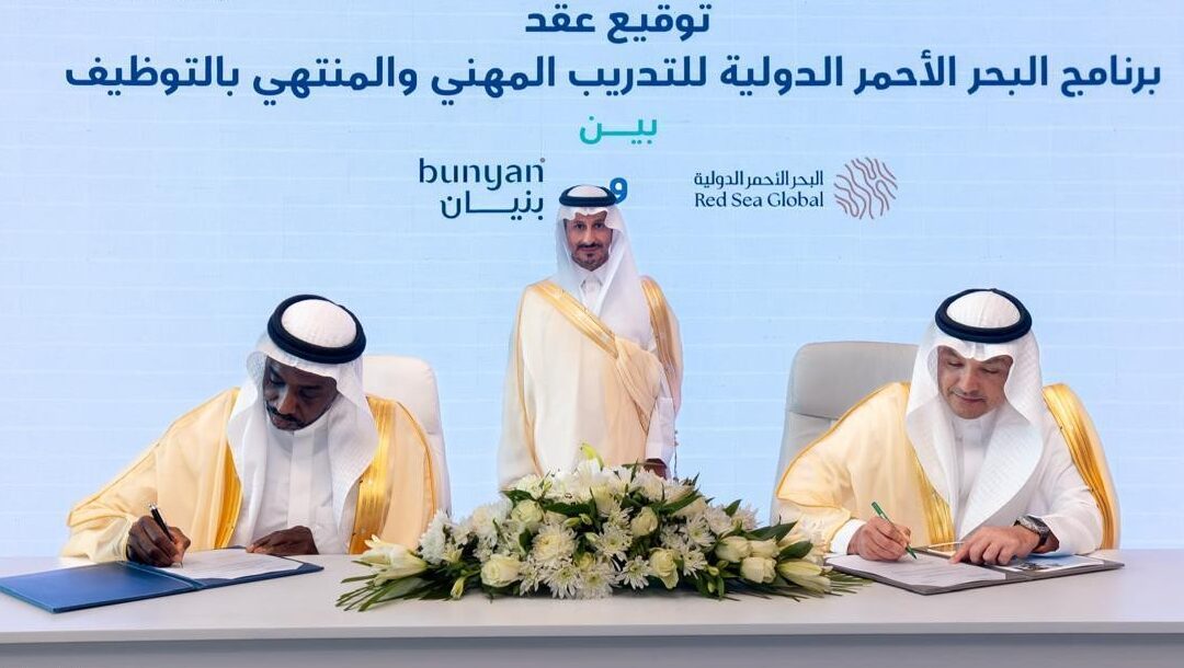 “الخطيب” يرعى توقيع عقد تدريب مهني منته بالتوظيف لـ 500 مقعد في شركة البحر الأحمر الدولية