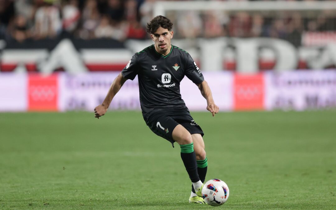 “اتحاد جدة” مهتم بالتعاقد مع نجم ريال بيتيس وبرشلونة “عبد الصمد الزلزولي”