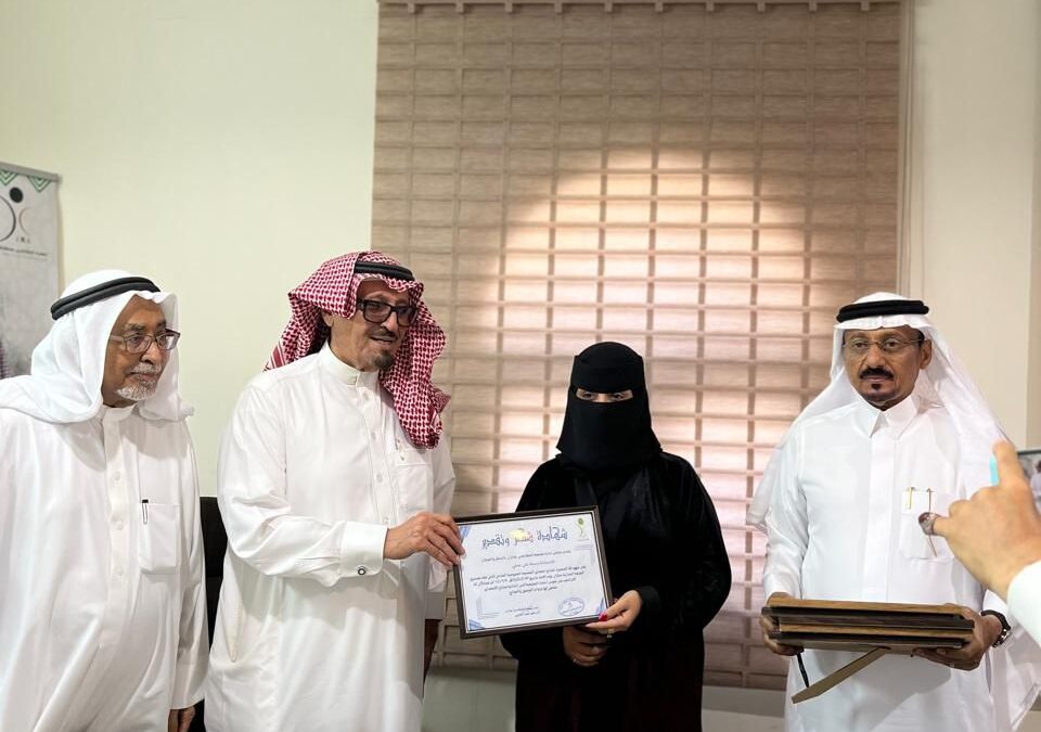 الحازمي رئيس جمعية المتقاعدين بجازان يكرم الإدارة التنفيذية بالجمعية