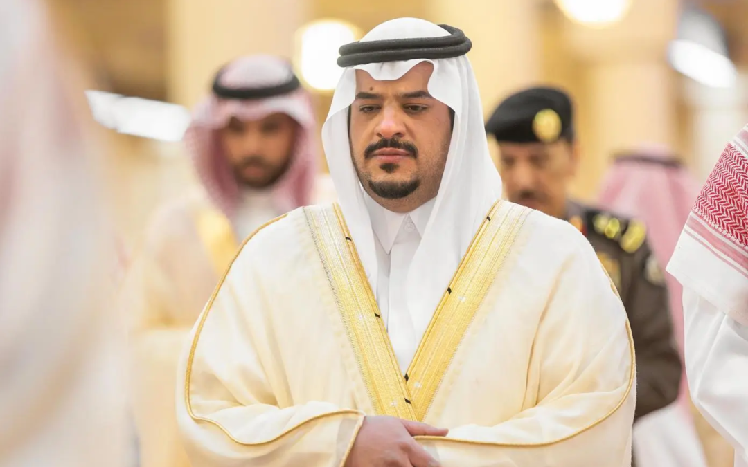 “نائب أمير الرياض” يقيم صلاة الميت على والدة الأمير بندر بن خالد بن عبدالله بن عبدالعزيز