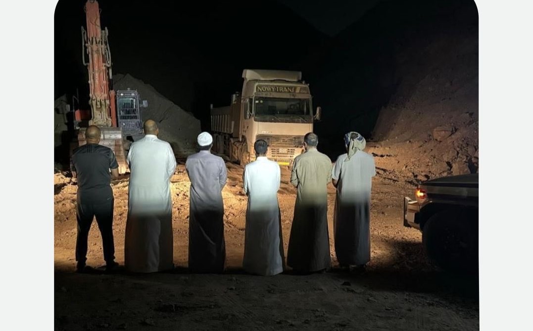 مكة .. القبض على 6 مخالفين لنظام البيئة لاستغلالهم الرواسب