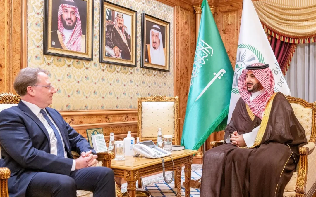 وزير الدفاع والسفير الفرنسي يستعرضان سبل تعزيز التعاون