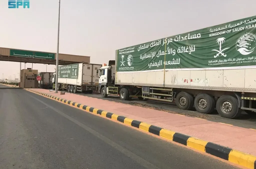 “إغاثي الملك” 294 شاحنة إغاثية تعبر منفذ الوديعة لليمن