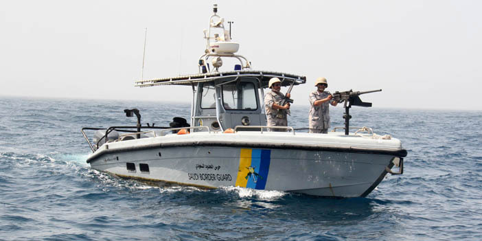 حرس الحدود ينقذ مواطنًا تعطّل قاربه في عرض البحر بينبع