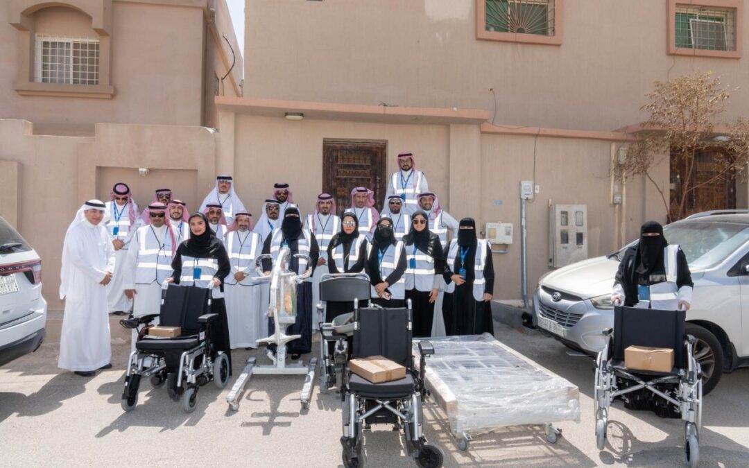 موظفو “بنك anb” يوزّعون المعينات الطبية على الأشخاص ذوي الإعاقة بالأحساء