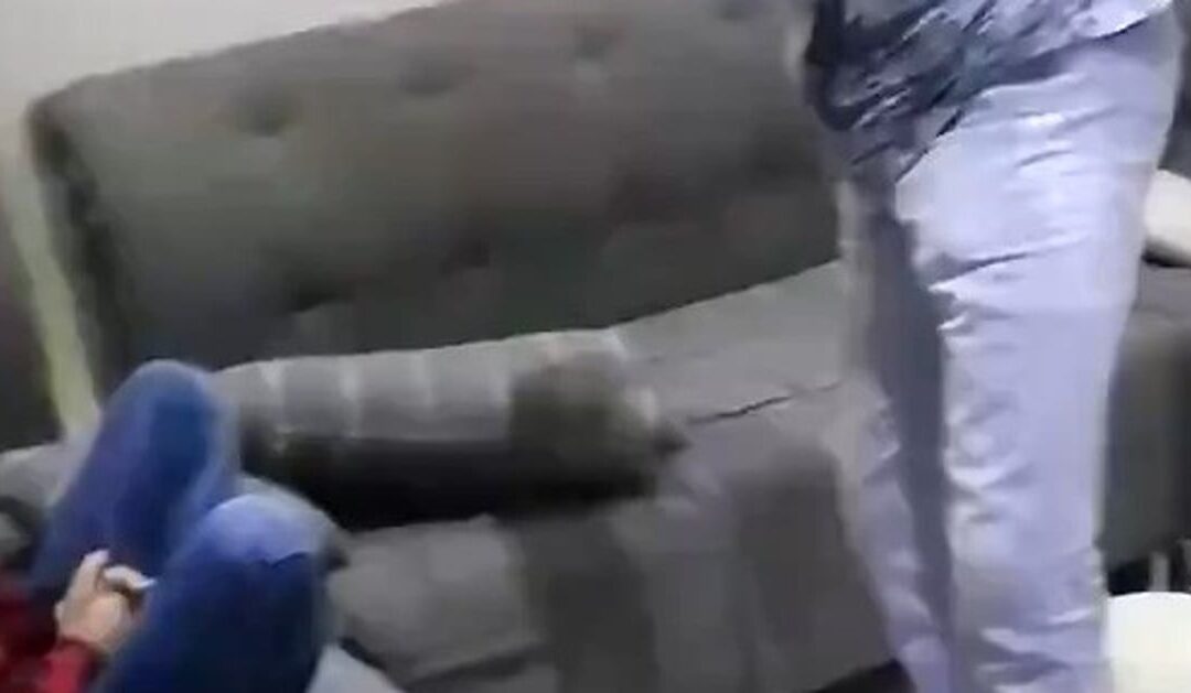 شرطة الرياض تباشر واقعة تعنيف مقيم لأسرته