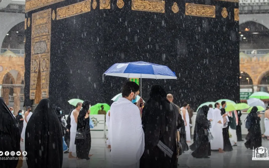 “إنذار أحمر”.. أمطار الظهيرة تتواصل بالحرم المكي