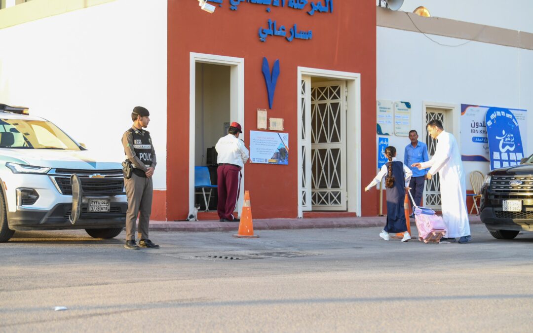 “رجال الأمن” يواصلون جهودهم مع بداية العام الدراسي