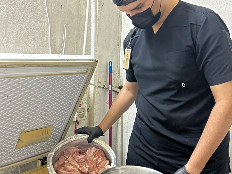 “بلدية بيشة”.. تُغلق 4 منشآت تجارية وتتُلف 300 كغم من الأغذية الفاسدة