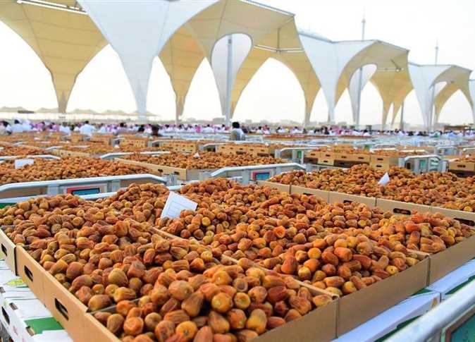 المرأة تحقق حضورًا متميزًا في كرنفال بريدة للتمور