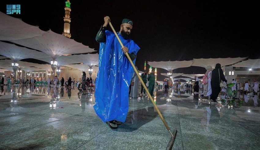 هيئة المسجد النبوي تكثف جهودها تزامنًا مع أمطار المدينة المنورة