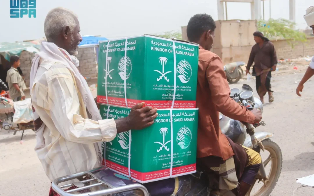 “إغاثي الملك” يوزع 1.411 سلة غذائية في حديبو وقلنسية بسقطرى