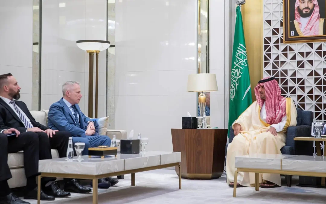 وزير الداخلية يستضيف سفير الولايات المتحدة لدى المملكة