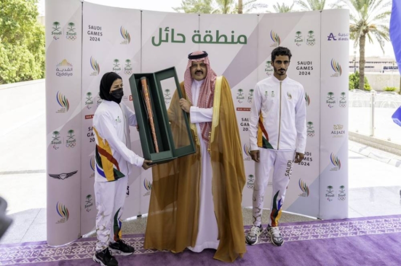 أمير حائل يتسلم شعلة دورة الألعاب السعودية 2024