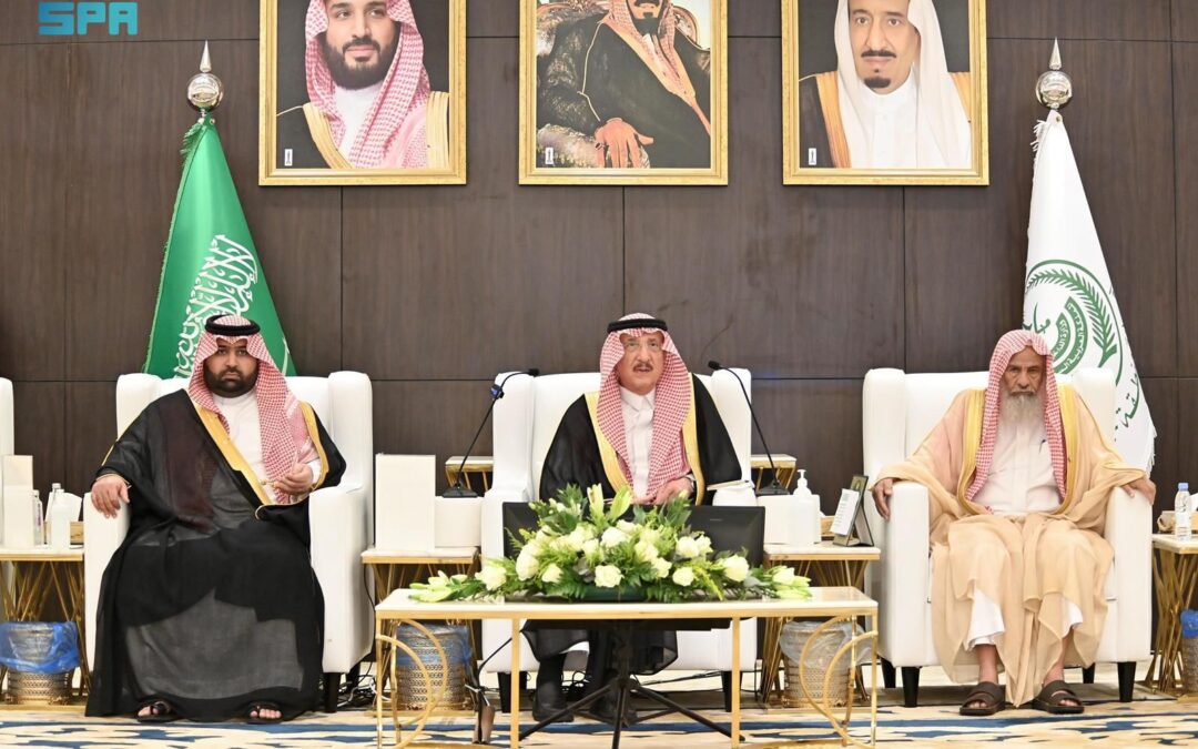 أمير جازان.. يناقش إجراءات التعامل مع موجة الأمطار التي تشهدها المنطقة