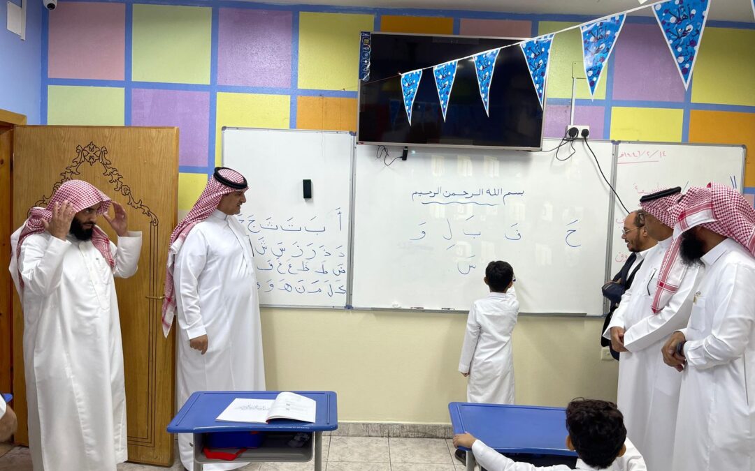 محافظ بيشة يُشارك في العودة للدراسة