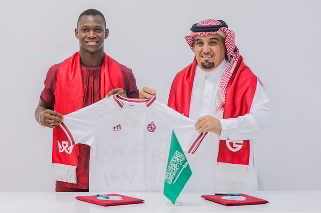 لاعب الأهلي المصري “أليو ديانج” ينضم إلى الخلود