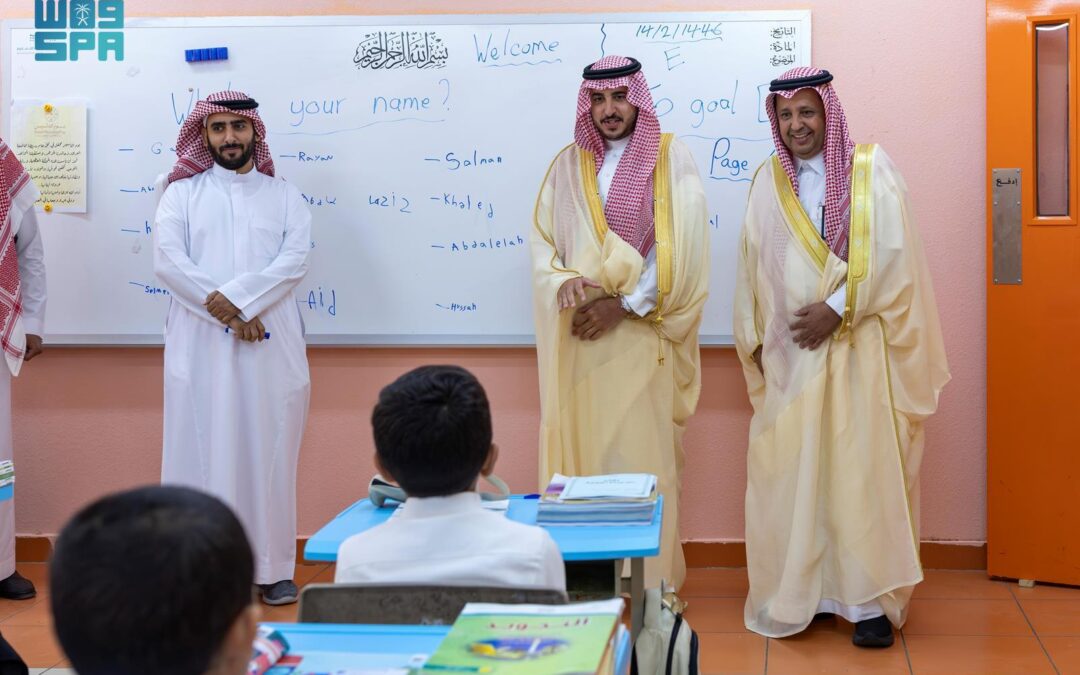 “أمير الجوف” يشهد انطلاقة العام الدراسي ويشارك الطلاب فعاليات اليوم الأول