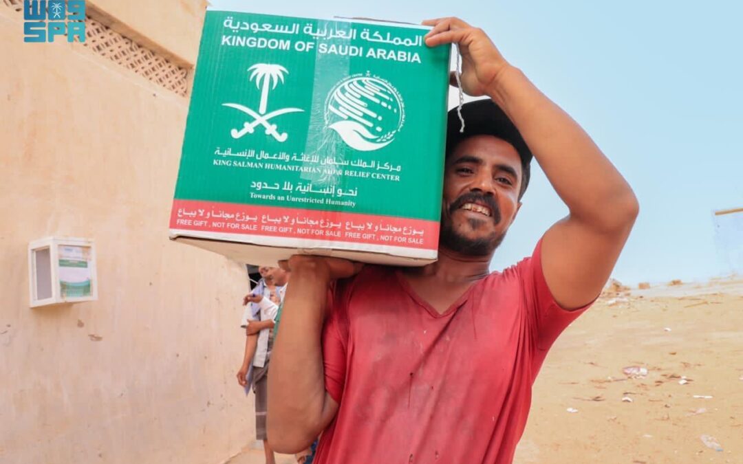 “إغاثي الملك” يوزّع “891” سلة غذائية في ثمود بحضرموت.. و”107″ حقائب إيوائية في تبن بـ”لحج”