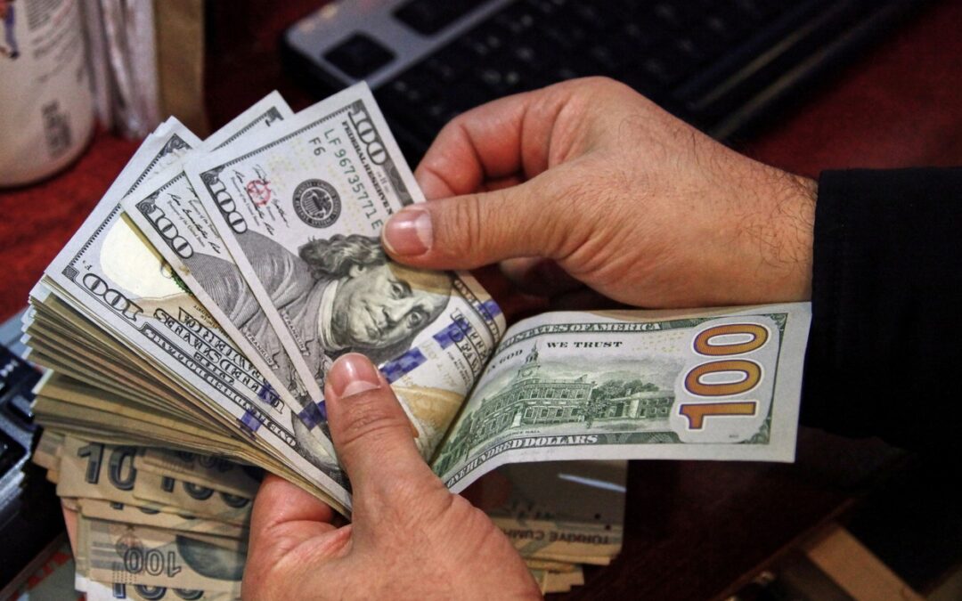 الدولار يستقر قرب أدنى مستوياته في 7 أشهر مع توقعات خفض الفائدة