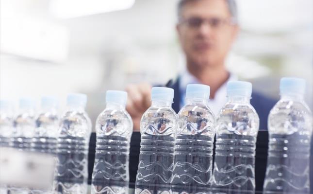 باحثون: الشُّرب من عُبوات البلاستيك يرفع ضغط الدم