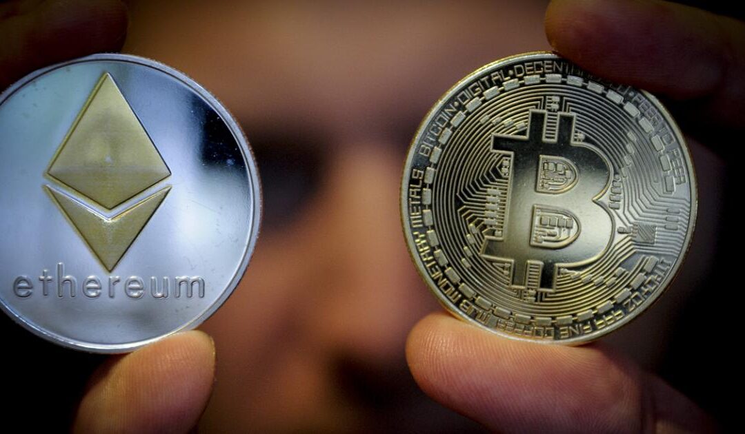مخاوف الركود الأمريكي تطيح بـ “بتكوين” و”إيثر”