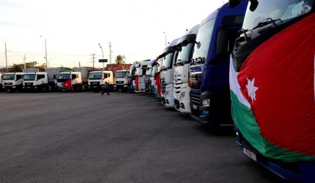 مشاورات سعودية-فلسطينية لبحث “أزمة شاحنات المساعدات العالقة”