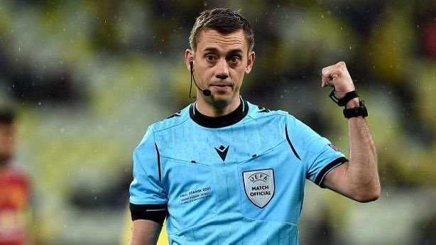 “اتحاد الكرة” يعلن طاقم تحكيم مواجهة الهلال والأهلي