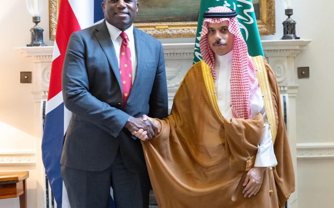 “وزير الخارجية” يبحث مستجدات الأوضاع في غزة مع نظيره البريطاني