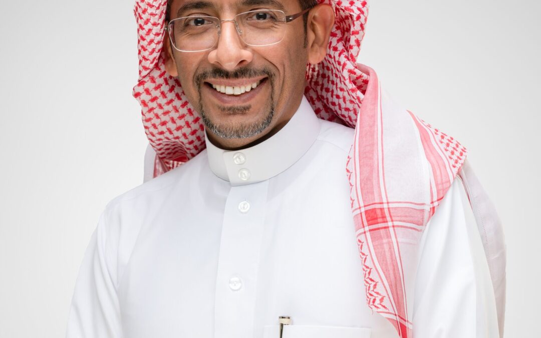 “وزير الصناعة” يكرم موظفة بالوزارة لتبرعها بالخلايا الجذعية لإنقاذ حياة مريض