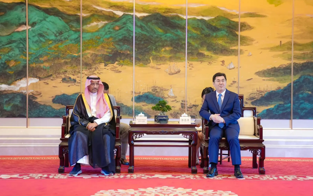 “الخريف” يبحث فرص الاستثمار مع عمدة قوانجو الصينية