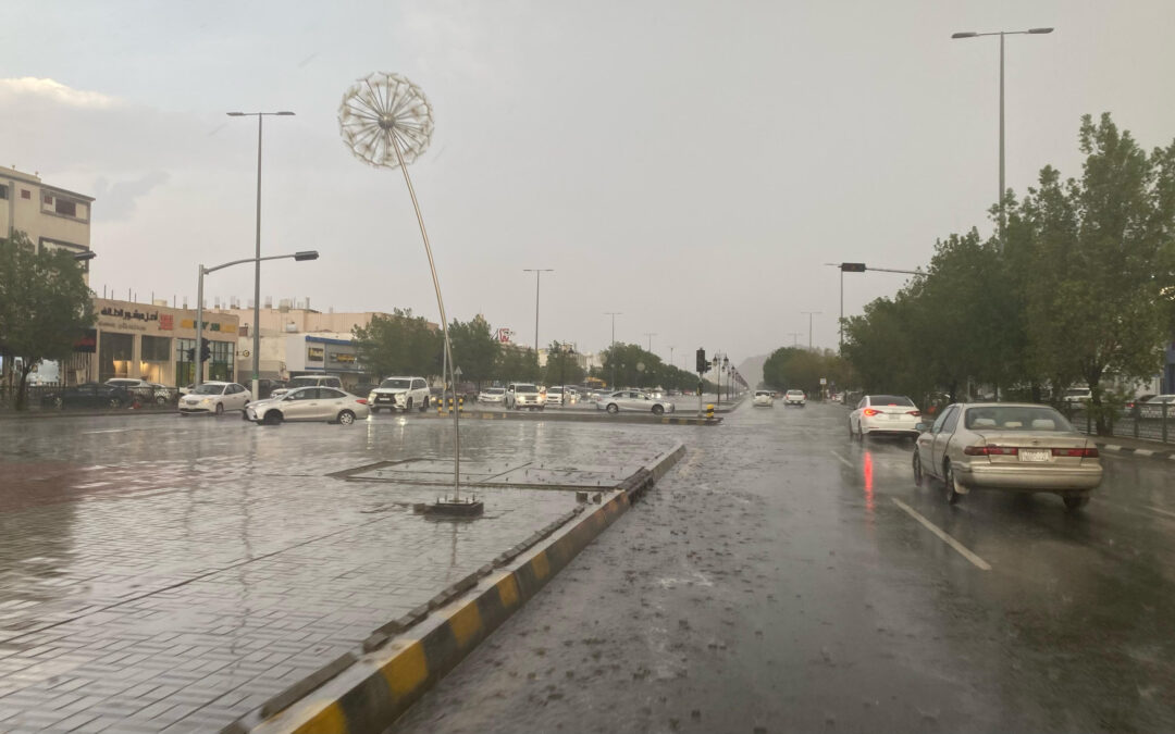 مكة تتعرض لموجة أمطار متفاوتة الغزارة
