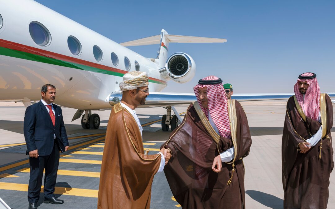 للمشاركة في الاجتماع الوزاري الـ 161 لمجلس التعاون.. وزير خارجية عُمان يصل الرياض