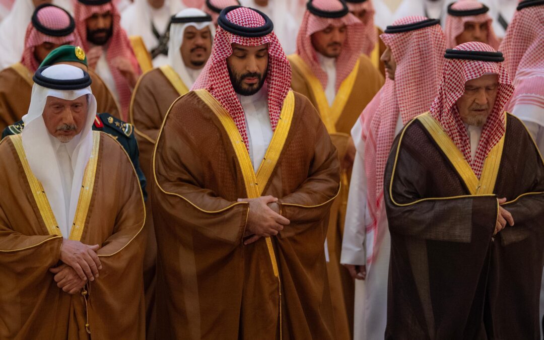 ولي العهد يؤدي صلاة الميت على الأميرة لطيفة بنت عبدالعزيز آل سعود