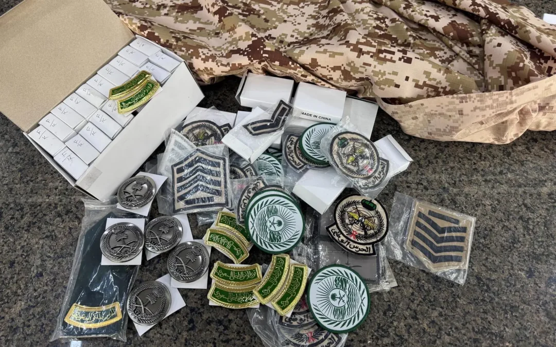 الرياض.. إغلاق 8 محال ومصادرة أكثر من 600 رتبة وشعارات عسكرية مخالفة