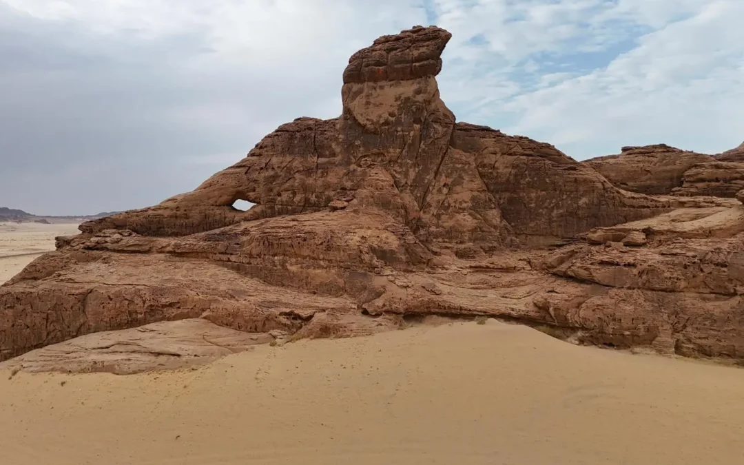 “صخرة أبو طاقة”.. مَعْلَم لافت في طريق العُلا