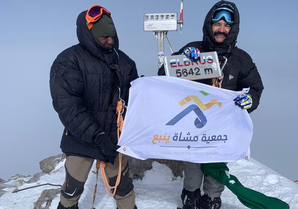 “شريف وسوهاوي” يرفعان عَلَم السعودية على قمة جبل إلبروس بروسيا