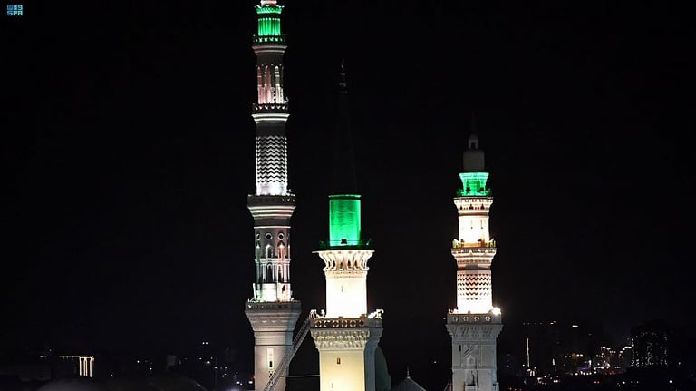 8 منها أُنشئت في العهد السعودي.. 10 مآذن شامخة للمسجد النبوي تصدح بالأذان
