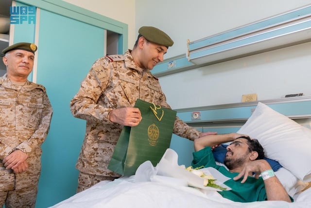 “أنتم أبطال الوطن”.. قائد القوات المشتركة يزور جرحى “عاصفة الحزم وإعادة الأمل”