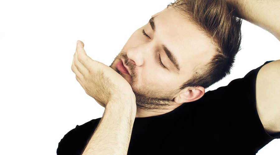 بينها السكتة الدماغية.. تحذير من مخاطر “طقطقة الرقبة”